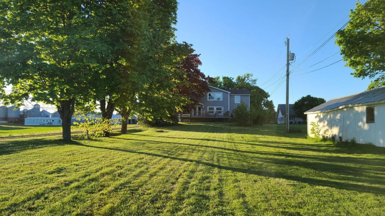 Small Town Bound Inn Montague Bagian luar foto