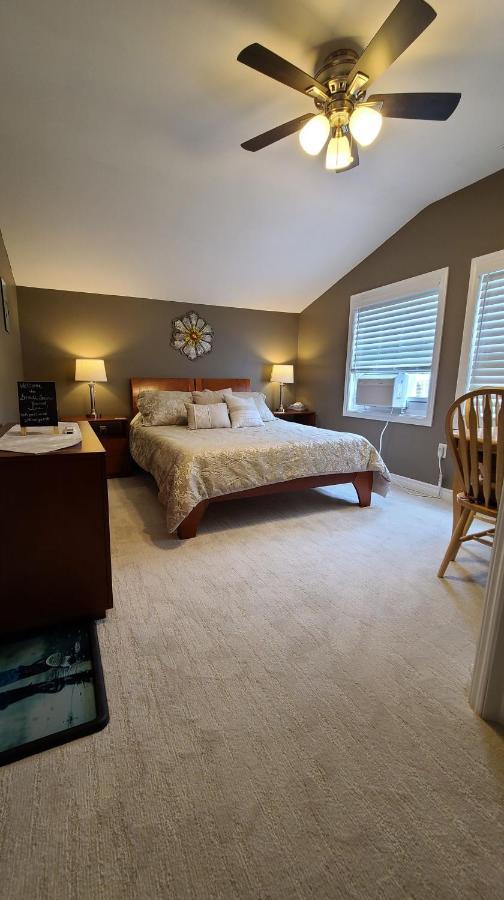 Small Town Bound Inn Montague Bagian luar foto