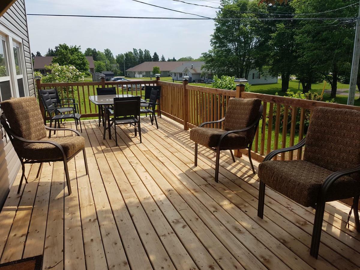 Small Town Bound Inn Montague Bagian luar foto